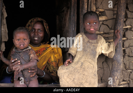 Femme réfugiée soudanaise avec ses enfants dans un camp près de refugeee Asosa Ethiopie 2001 Banque D'Images