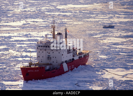 La démolition des navires de la Garde côtière canadienne d'ouverture de la glace pour les chasseurs de voies maritimes Banque D'Images