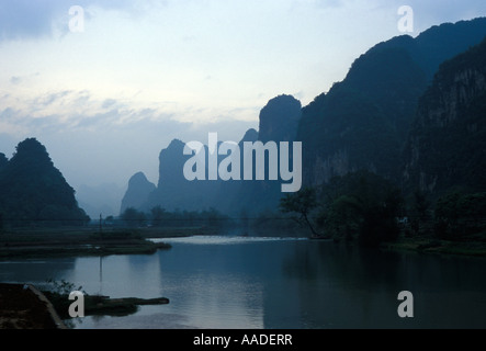 Rivière Li de Fuli dans la province de Guangxi avec montagnes karstiques 2001 Banque D'Images