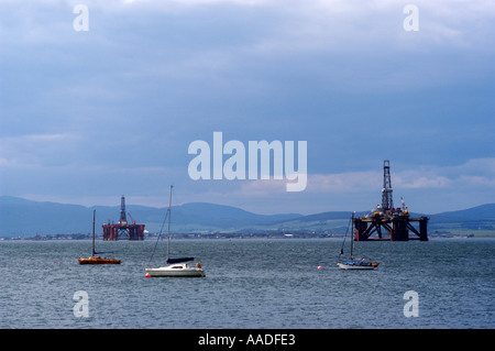 Plates-formes pétrolières mouillée dans l'Estuaire de Cromarty Black Isle Inverness Ecosse Banque D'Images
