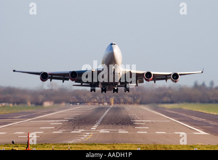 Sur la tête d'un être 747 400 jumbo jet avion civil décollant de l'aéroport de Londres Gatwick Banque D'Images