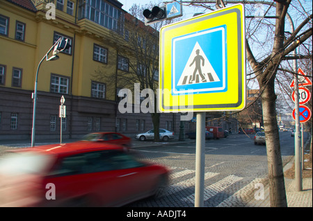 République tchèque, Prague, ville de Prague. Une voiture rouge débit sur un passage pour piétons dans la ville de Prague. Banque D'Images