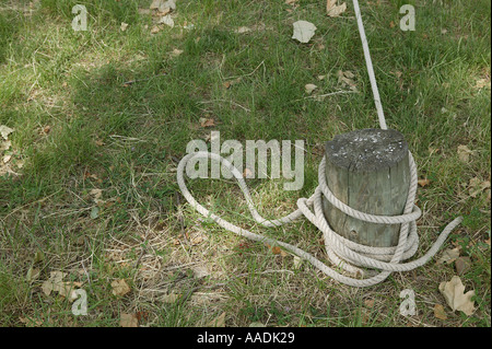 Corde à bollard sur côté de canal Banque D'Images