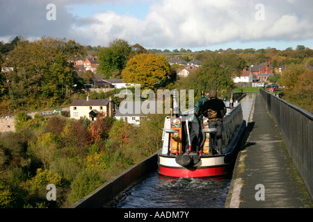 Barge crossing vallée de Llangollen Canal pont-aqueduc cysyllte wales uk go Banque D'Images