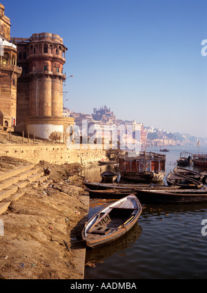 L'Inde Varanasi Lalita Ghat avec grande mosquée d'Aurangzeb à distance Banque D'Images