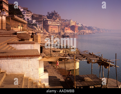 L'Inde Varanasi Ram Ghat et grande mosquée d'Aurangzeb Banque D'Images