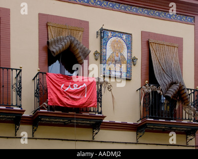 Balcon avec icône et FC Séville Séville bannière du Centenaire Banque D'Images