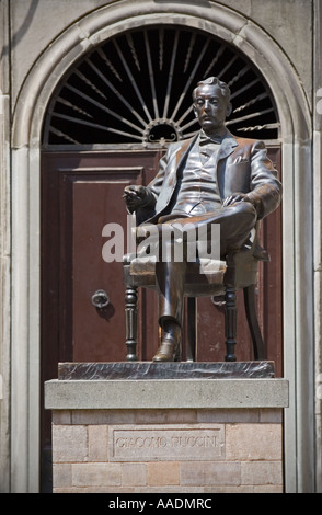 Statue de Giacomo Puccini à Lucca, Toscane, Italie Banque D'Images