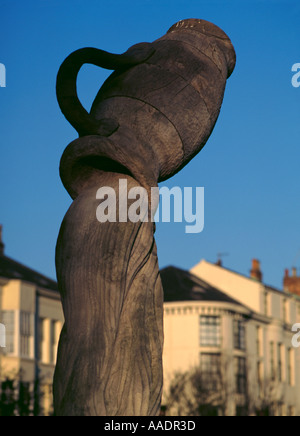 Sculpture en bois d'une cruche et l'eau ; Scarborough, North Yorkshire, Angleterre, Royaume-Uni. Banque D'Images