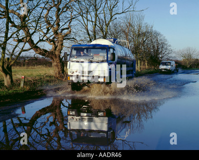 Conduite de camion le long d'une route inondée, près de Cayton, au sud de Scarborough, North Yorkshire, Angleterre, Royaume-Uni. Banque D'Images