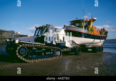 Sauvetage sur une remorque remorqué à terre par un tracteur à chenilles Caterpillar, Scarborough, North Yorkshire, Angleterre, Royaume-Uni. Banque D'Images