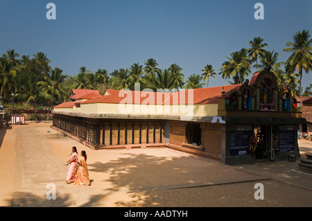 Varkala Kerala Inde Deux femmes marchant devant l'ancien temple Janardhana dans Varkala 2006 Banque D'Images