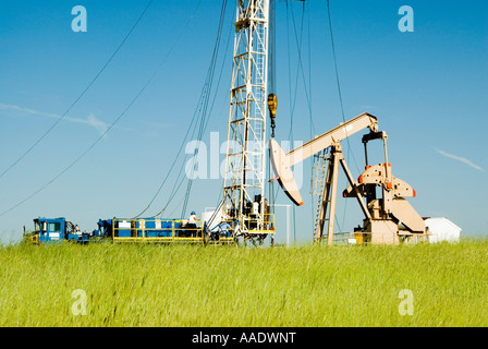 Un travail au cours de l'age de l'entretien d'une pompe dans le Texas Panhandle Printemps 2007 Banque D'Images