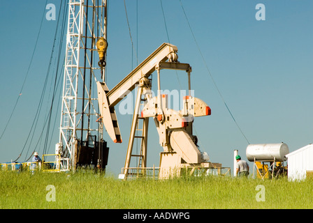 Un travail au cours de l'age de l'entretien d'une pompe dans le Texas Panhandle Printemps 2007 Banque D'Images