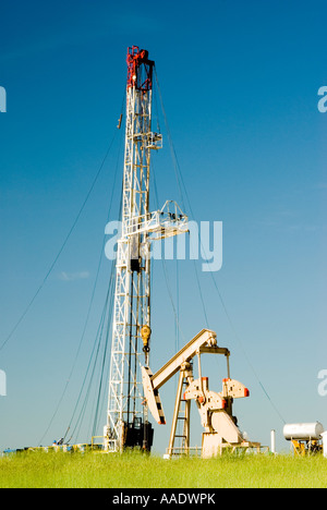 Un travail au cours de l'age de l'entretien d'une pompe dans le Texas Panhandle Printemps 2007 Banque D'Images