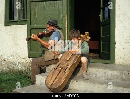 Les Csangos Hongrois joueur de violon et beau-fils jouant gardon dans Ghimes Transylvanie Roumanie Banque D'Images