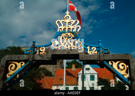 Close up of Danish Royal Crest sur l'arche de fer forgé passerelle sur le port d'Christianso à Bornholm Island près de Den Banque D'Images