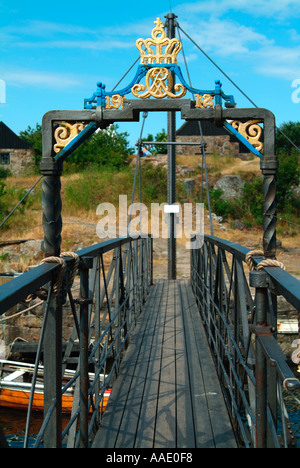 Danish Royal Crest sur archway en fer forgé passerelle sur le port de l'île près de Christianso à Bornholm Danemark dans le Banque D'Images