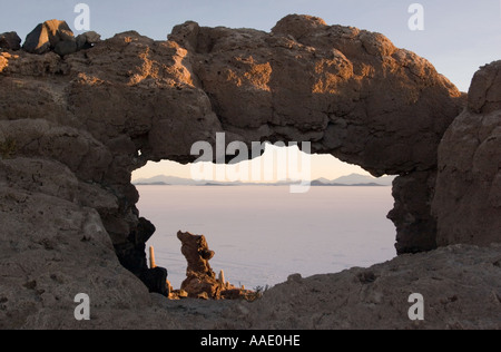 Derniers rayons de lumière sur une arche en haut de l'Isla Incahuasi dans le Salar de Uyuni, Bolivie Banque D'Images