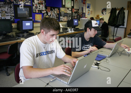Deux élèves adolescents de sexe masculin à l'aide d'ordinateurs Apple Macintosh en college Banque D'Images
