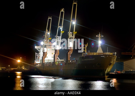 D'un cargo amarré à la nuit à Leith Docks, Édimbourg, Écosse Banque D'Images