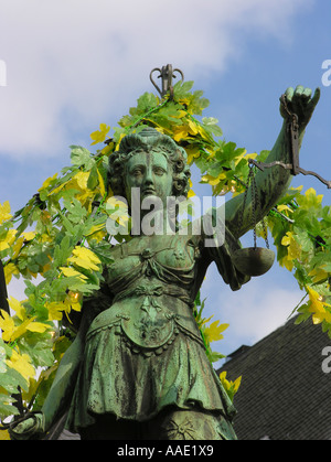 Frankfurt am Main Le traditionnel festival principal à Roemerberg la source de la Justice la décoration figure en bronze de la Justice Banque D'Images