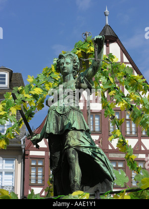 Ue DE DEU Allemagne Hesse Frankfurt am Main La figure de bronze décoré de la Justice, source de la Justice Banque D'Images