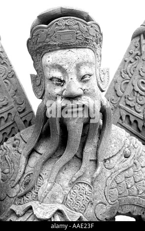 Un temple en pierre garde au temple historique de Wat Arun situé à Bangkok, Thaïlande Banque D'Images