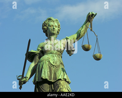 Frankfurt am Main La figure de bronze de la Justice avec la balance de la justice et l'épée Source de la Justice Banque D'Images