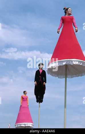 Strange Fruit une compagnie de théâtre visuel et physique de l'Australie sur l'exécution de quatre mètres de haut souple pole southbank London Banque D'Images