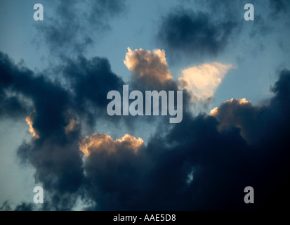 La LUMIÈRE DU SOLEIL À TRAVERS LES NUAGES DE RUPTURE APRÈS LA TEMPÊTE Banque D'Images