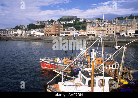 Oban, bateaux de pêche, port, ville, McCaig's Folly, petit port, l'Argyllshire, Strathclyde, à l'ouest, dans l'ouest de l'Écosse, Royaume-Uni, voyage Banque D'Images