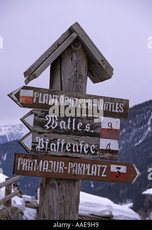 Directions des signes en langue allemande dans Slingia Val Venosta-Adige Italie Tyrol du Sud Banque D'Images