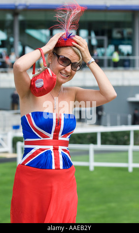 Femme portant un corset union jack sur Mesdames journée au Royal Ascot Banque D'Images