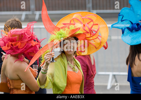 Les femmes portant sur hatsfashion extravagant Chers journée au Royal Ascot 2007 Banque D'Images