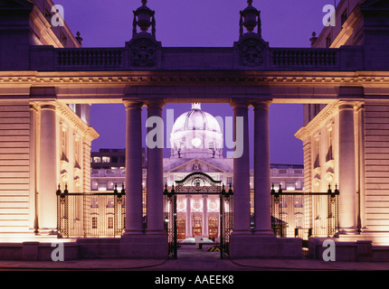 Vue de nuit du Ministère du Taoiseach (Premier ministre) à des bâtiments gouvernementaux. Banque D'Images