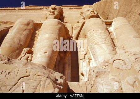 Deux des colosses de Ramses, Temple d'Ra-Harkhte, Abou Simbel, Egypte Banque D'Images