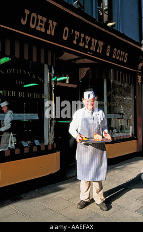 Maître boucher liège se tenait devant sa famille, d'affaires traditionnels, viande des bouchers locaux shop avant, Banque D'Images