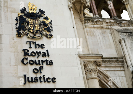 La Royal Courts of Justice crest Strand Londres Banque D'Images