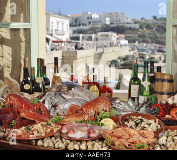 Le Portugal l'Algarve gamme de fruits de mer et de vins portugais dans une fenêtre à l'Ruína restaurant Albufeira Banque D'Images