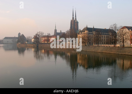 Ostrow Tumski Island et Cathédrale de Saint Jean Baptiste dans le coucher du soleil chaud de réflexion de la lumière dans l'eau de la rivière Oder Wroclaw Breslau Banque D'Images