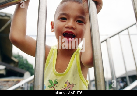 Thai Boy smiling montrant des dents cassées Banque D'Images