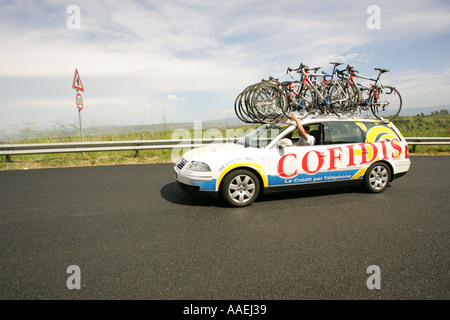 Les voitures de l'équipe cycliste du Tour d'italic 2005 Banque D'Images