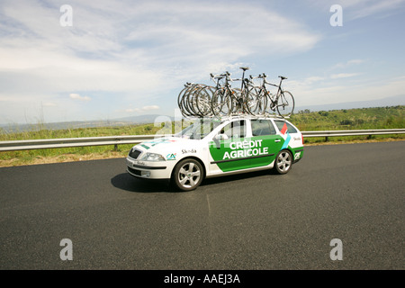 Les voitures de l'équipe cycliste du Tour d'italic 2005 Banque D'Images