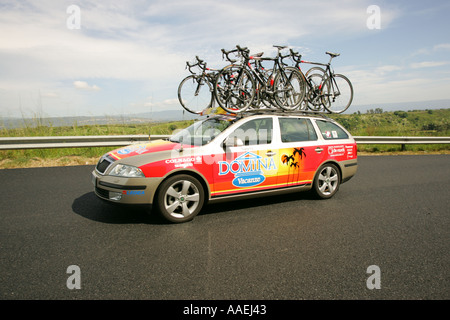 Les voitures de l'équipe cycliste du Tour d'italic 2005 Banque D'Images