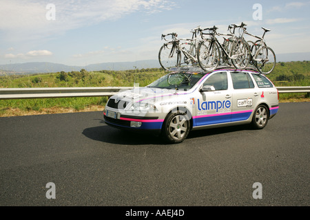 Les voitures de l'équipe cycliste du Tour d'italic 2005 Banque D'Images