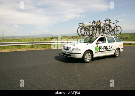 Les voitures de l'équipe cycliste du Tour d'italic 2005 Banque D'Images