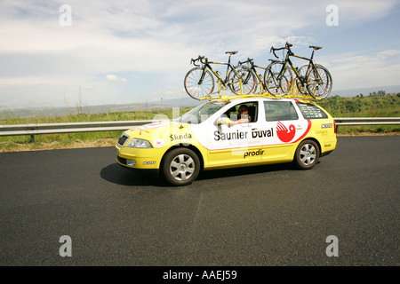 Les voitures de l'équipe cycliste du Tour d'italic 2005 Banque D'Images