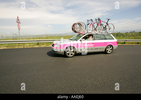 Les voitures de l'équipe cycliste du Tour d'italic 2005 Banque D'Images