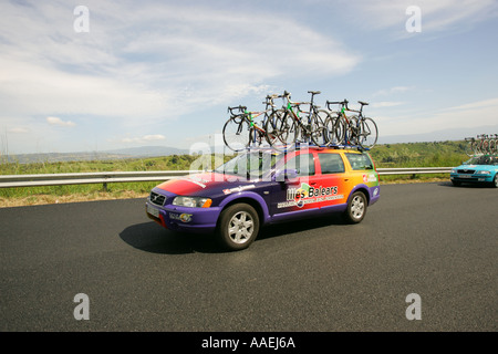 Les voitures de l'équipe cycliste du Tour d'italic 2005 Banque D'Images